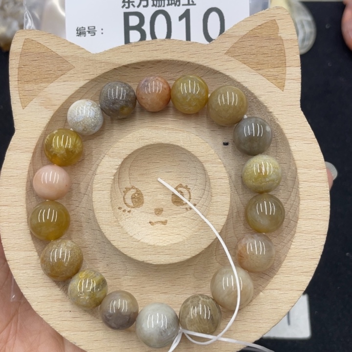 硅化珊瑚（珊瑚玉）颈饰合金