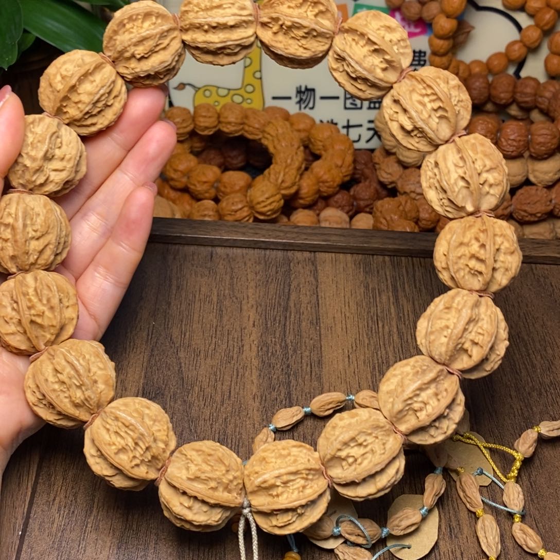 嘿***哈文玩核桃手串八棱手持