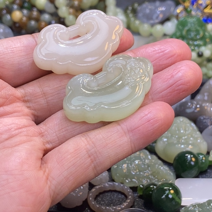 时***。和田玉未镶嵌颈饰