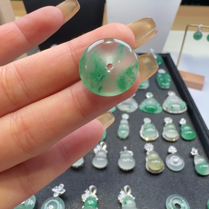 石英质玉未镶嵌颈饰