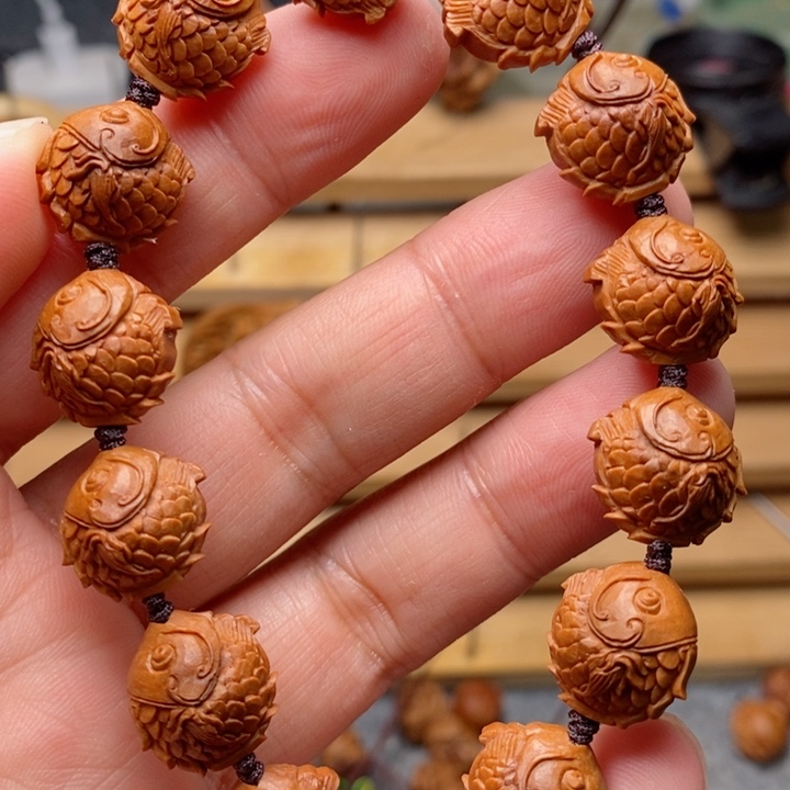 桃核手工雕刻鲤鱼手串