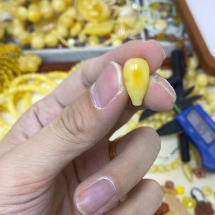 蜜蜡未镶嵌裸石吊坠