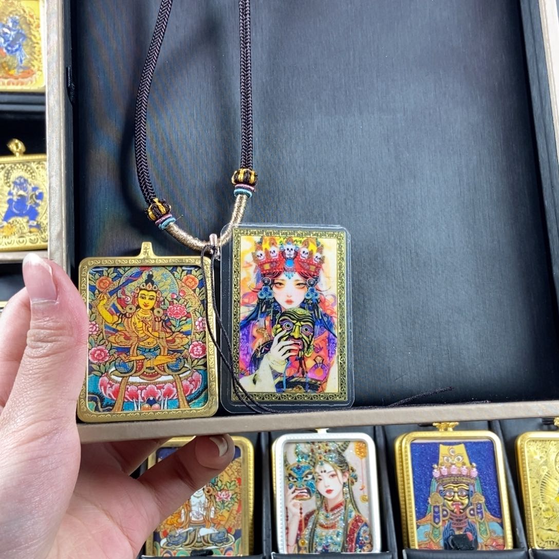 吊坠美丽的唐卡在这里结缘