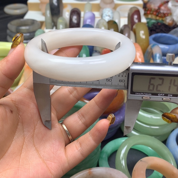 石英质玉手镯未镶嵌