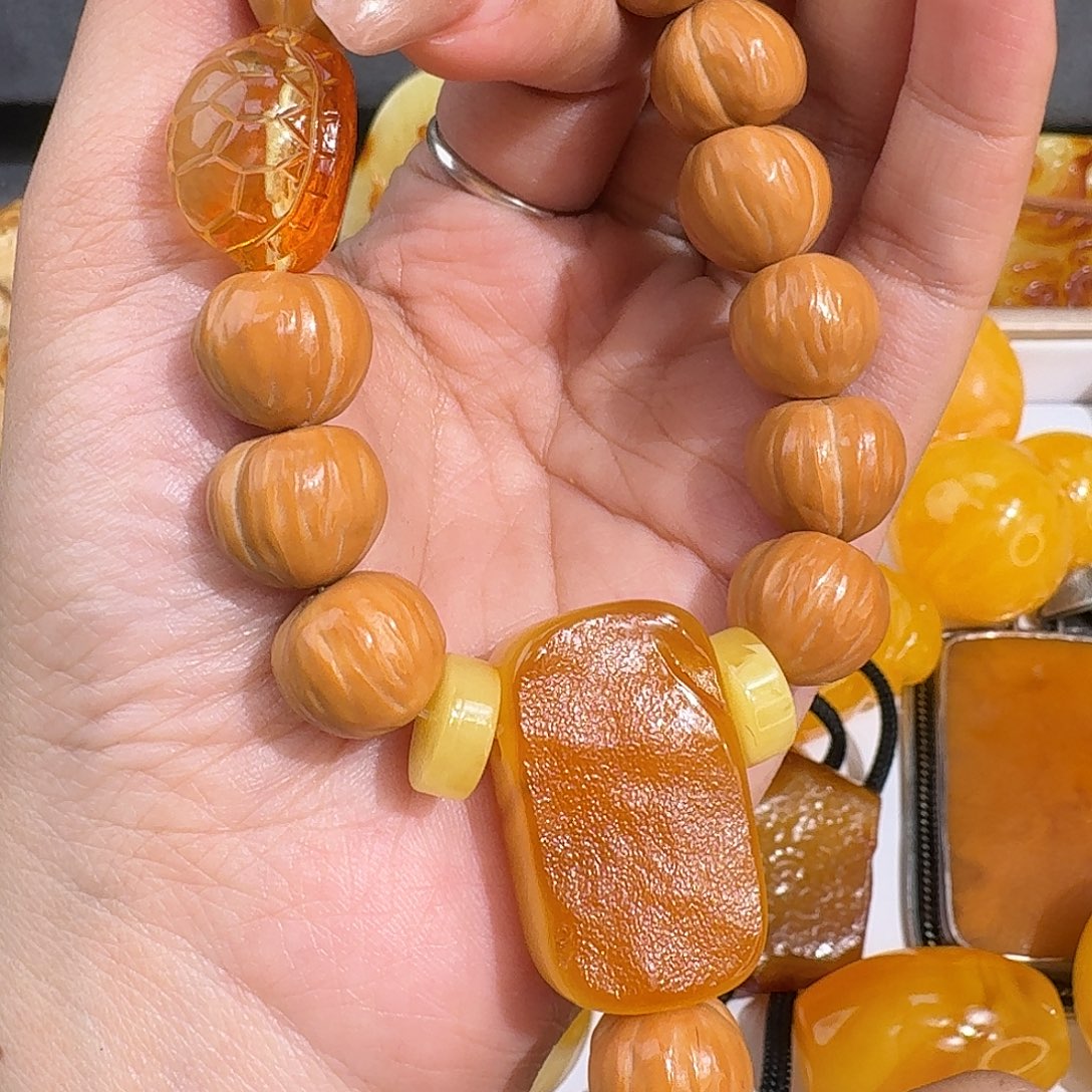 肖***兔琥珀未镶嵌裸石我