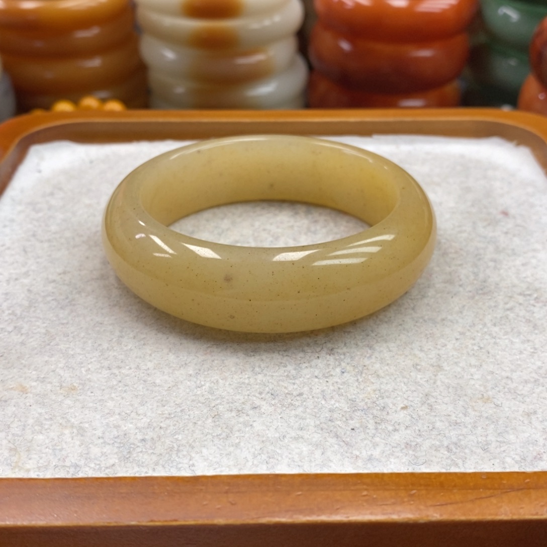 石英岩玉未镶嵌手镯（圆镯）