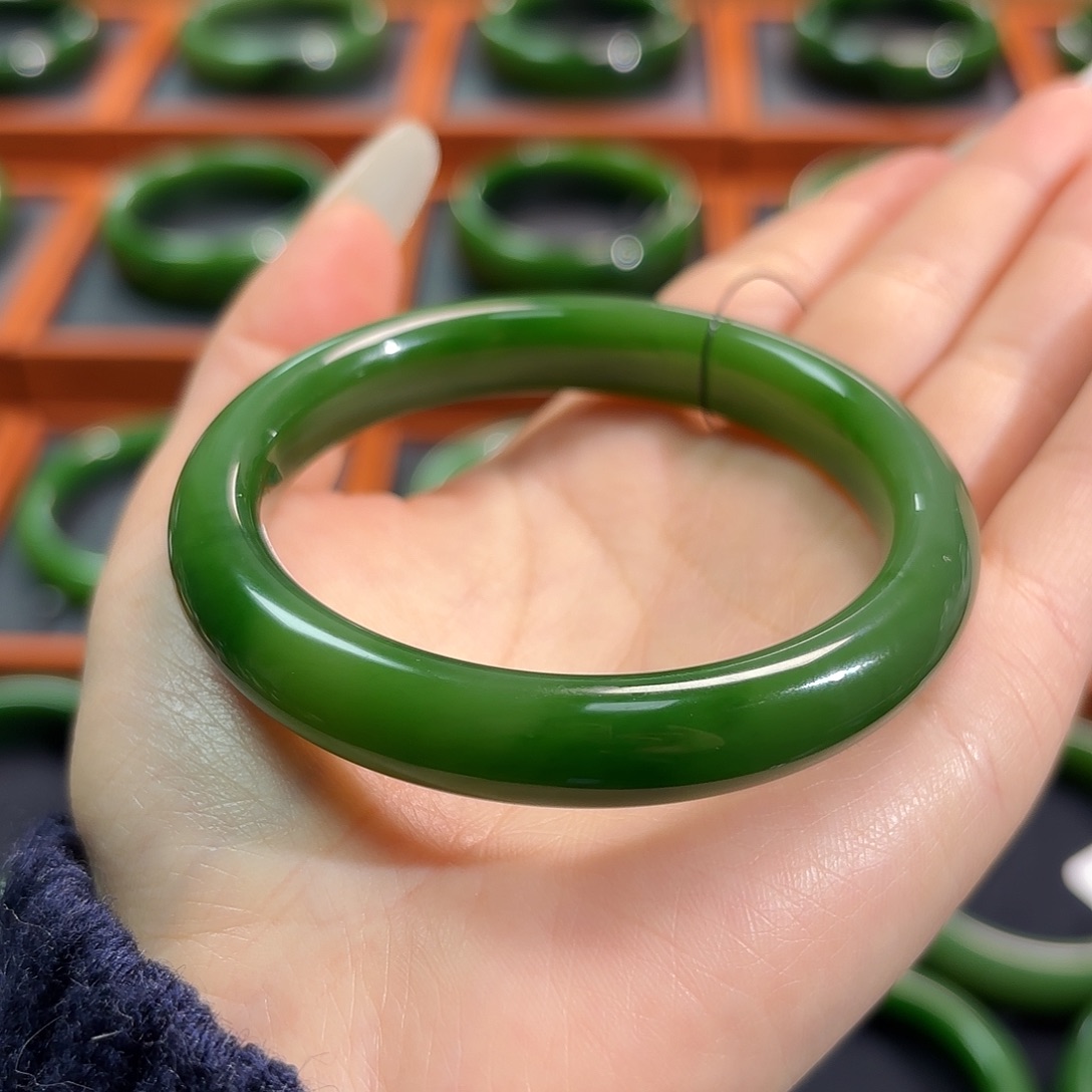 和田玉（碧玉）未镶嵌手镯细底菠菜绿偏阳