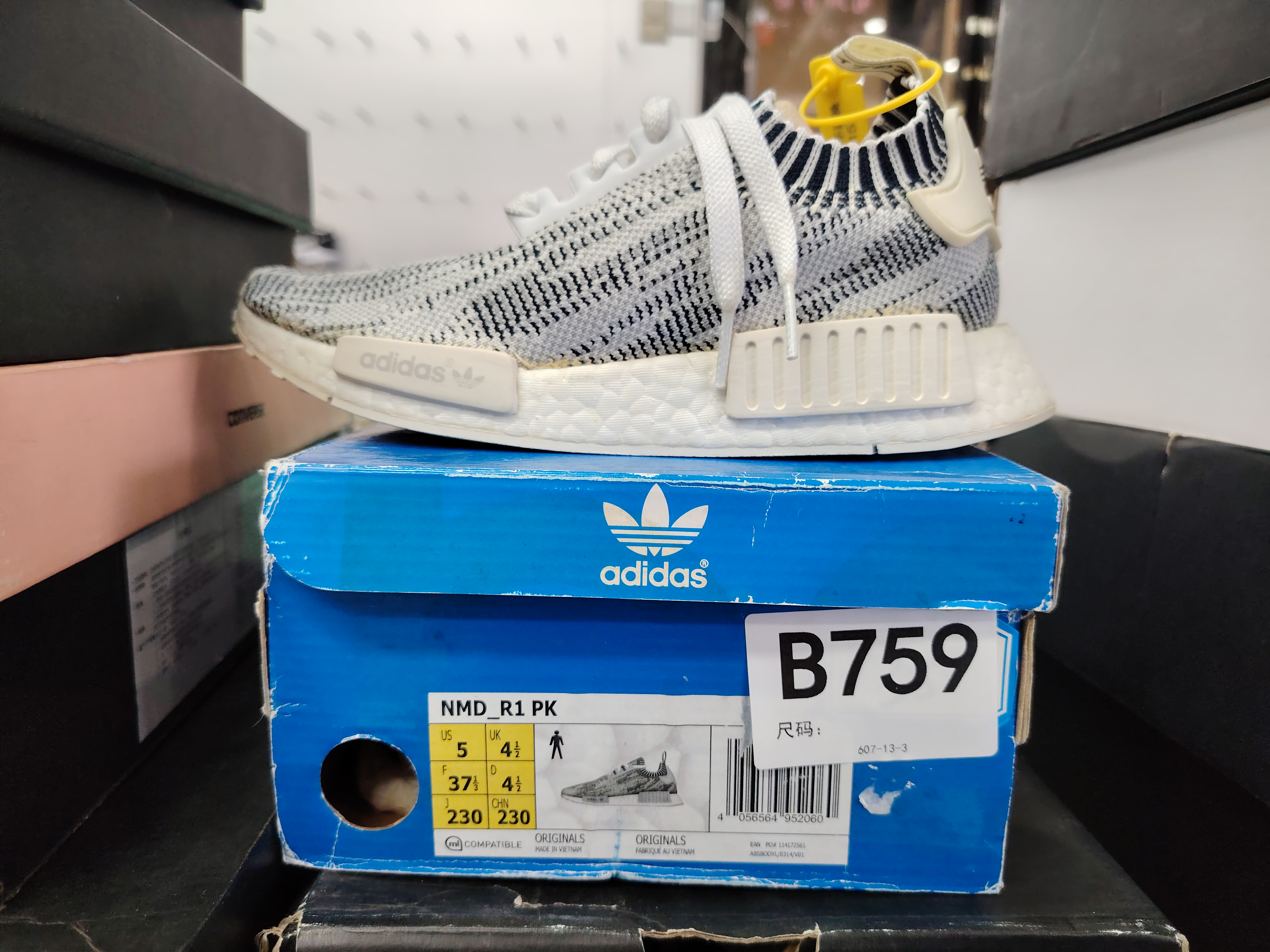 adidasi 黑白运动鞋 全新原盒 4.5uk码 12.2