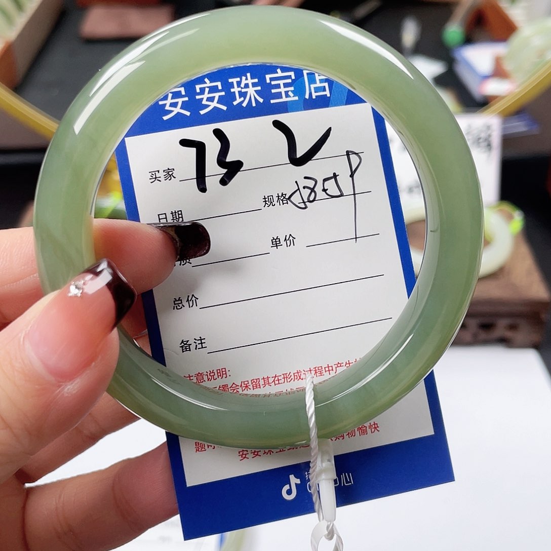 和田玉手镯未镶嵌