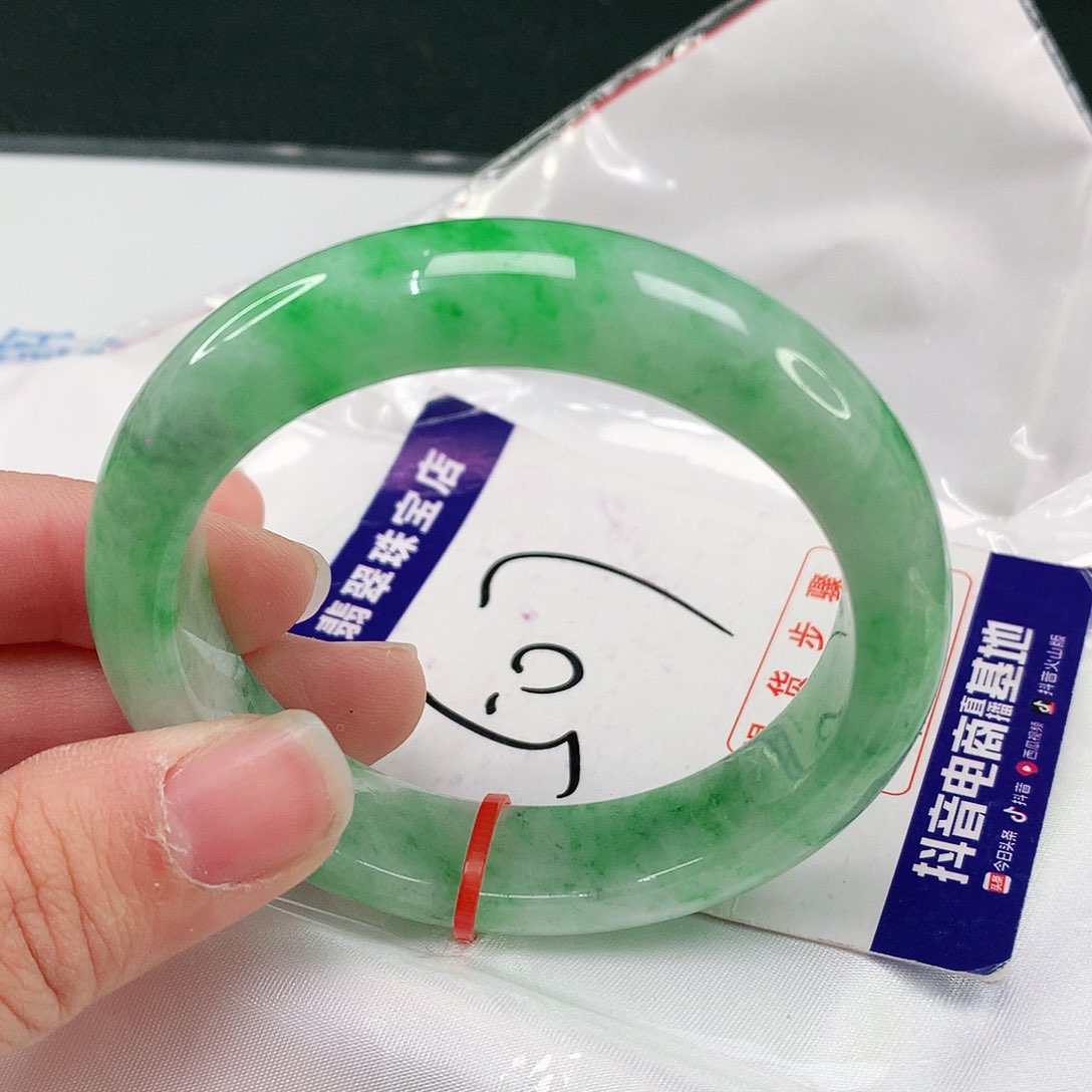 翡翠手镯未镶嵌翡翠