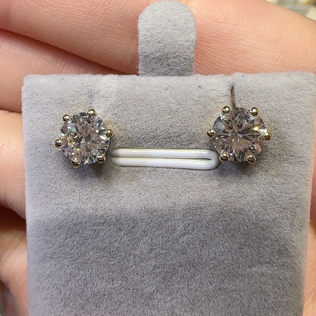 18K金镶嵌实验室培育钻石六爪耳钉2卡