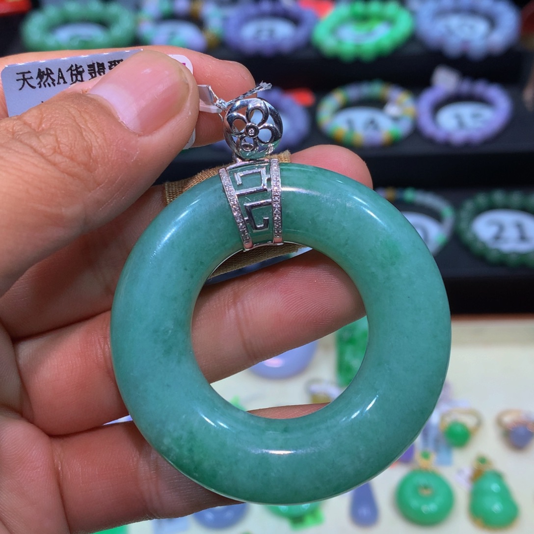 翡翠18K金镶嵌颈饰
