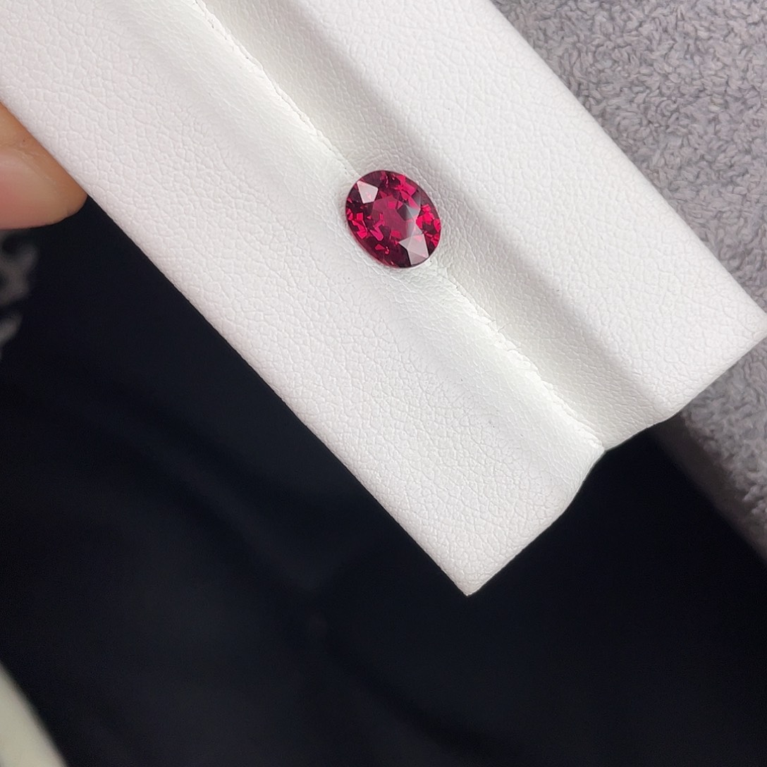 石榴石裸石未镶嵌1.95Ct。 