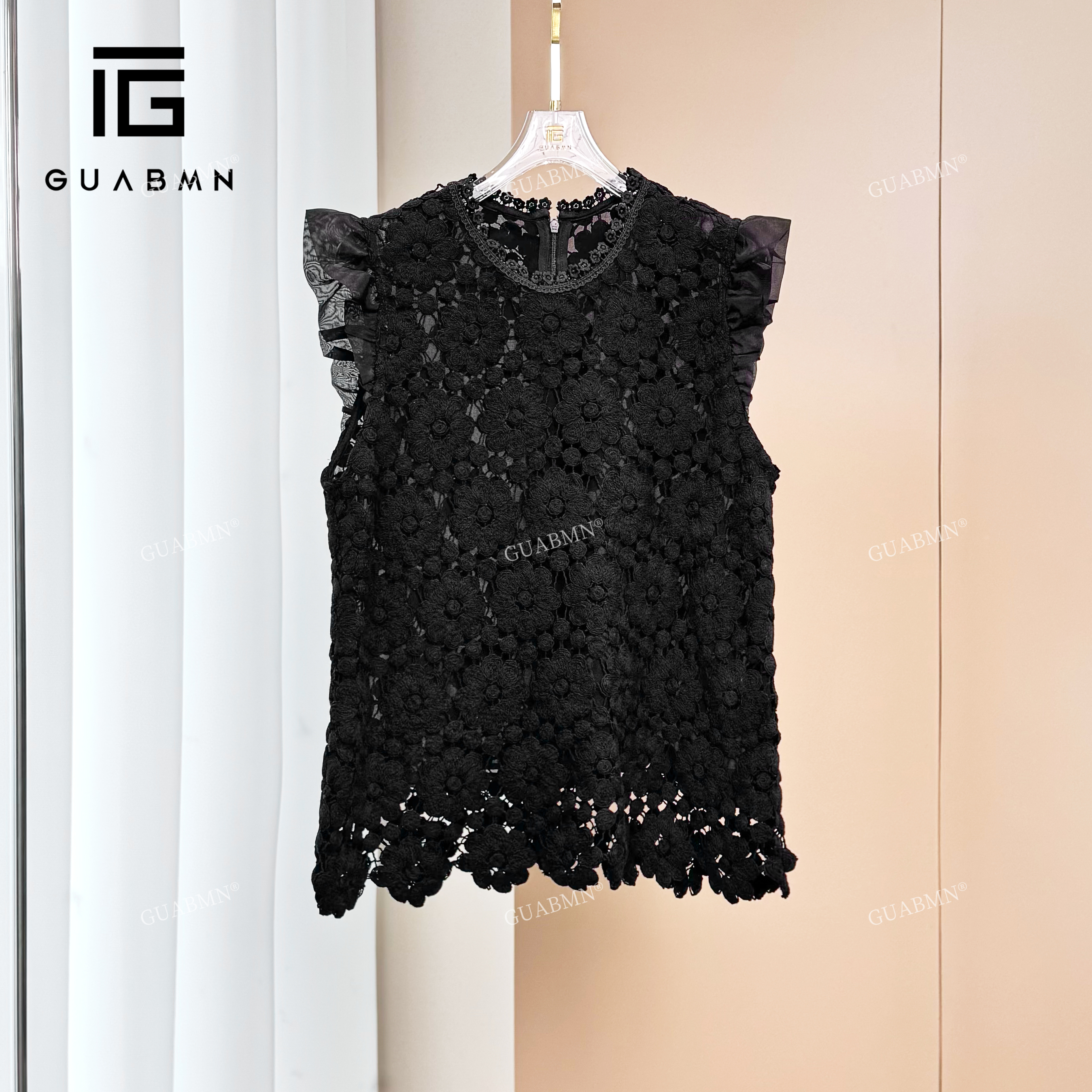 GUABMN2025夏季新款气质镂空勾花拼接蕾丝边修身套头无袖马甲3989