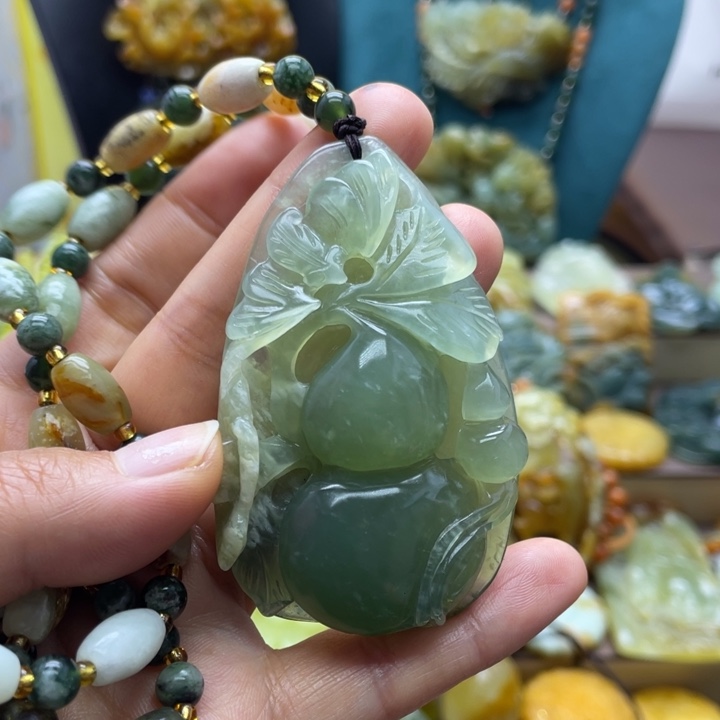 蛇纹石玉未镶嵌颈饰