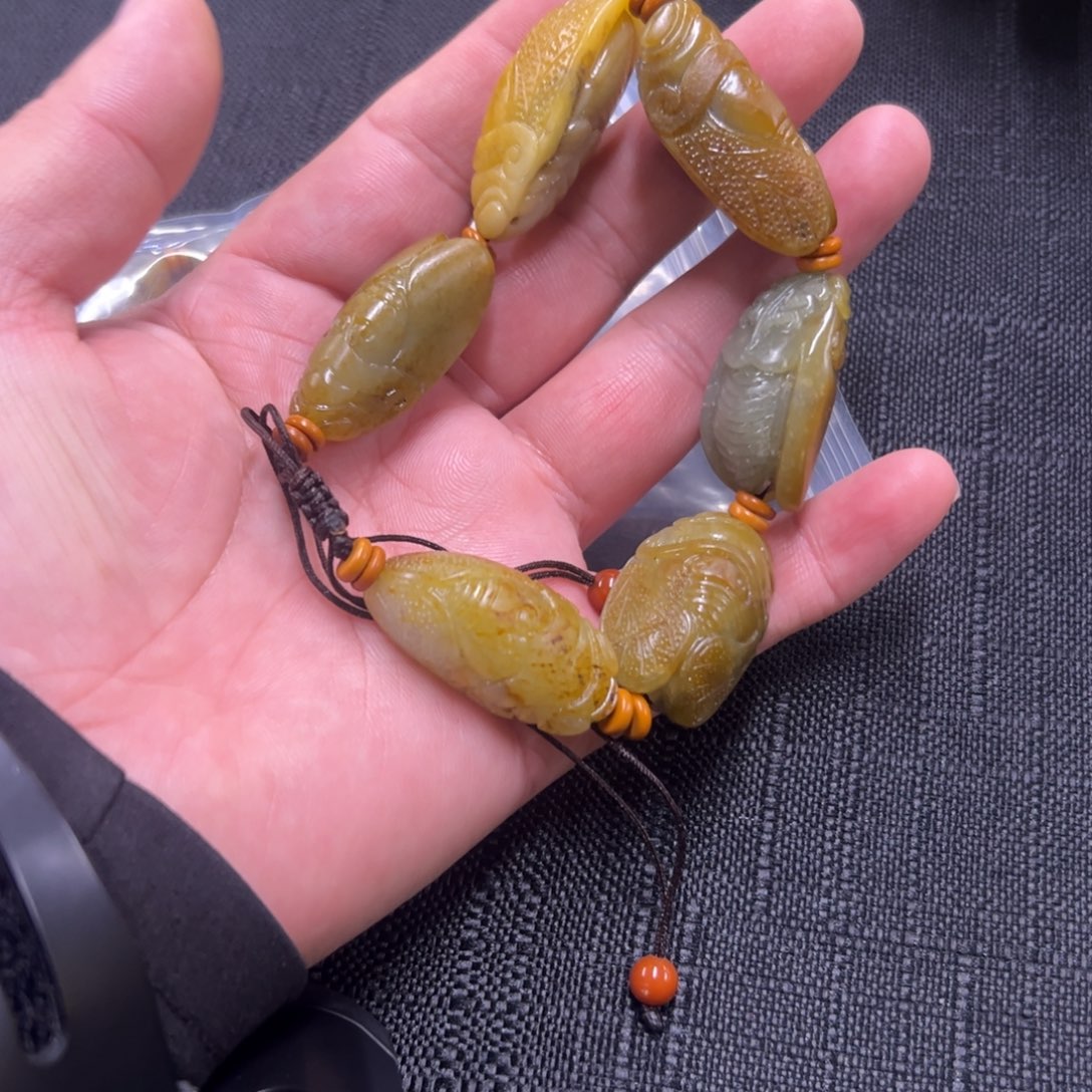 辛***巴和田玉未镶嵌颈饰