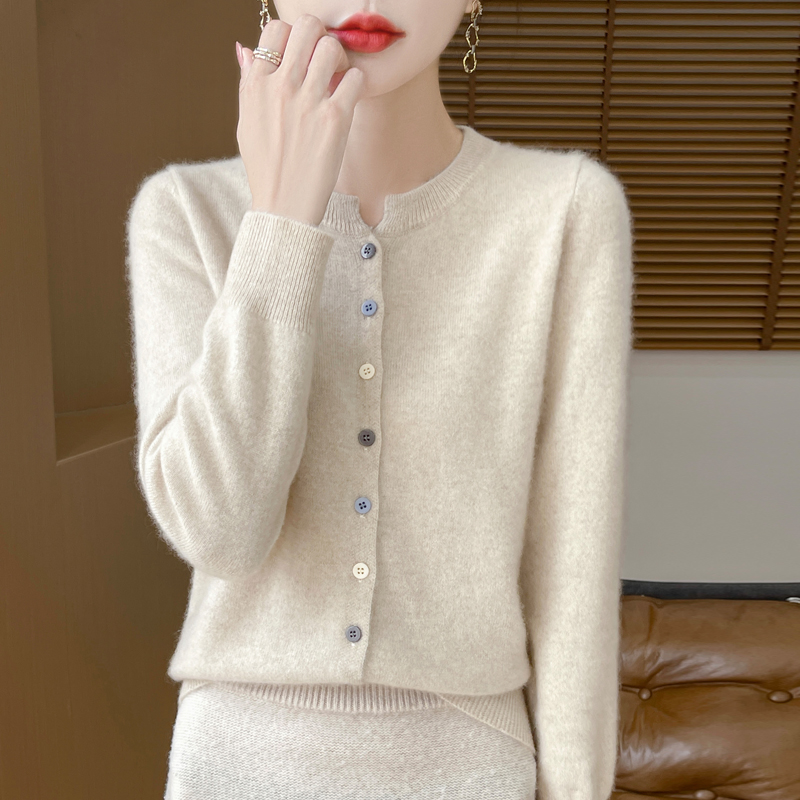 绣罗衣裳照暮春~秋冬新款纯羊毛圆V领彩扣开衫时尚百搭羊毛衫女
