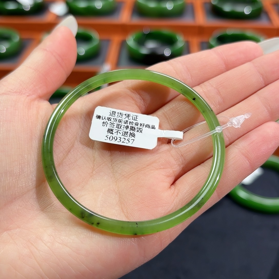 小***松和田玉（碧玉）未镶嵌手镯叮当镯