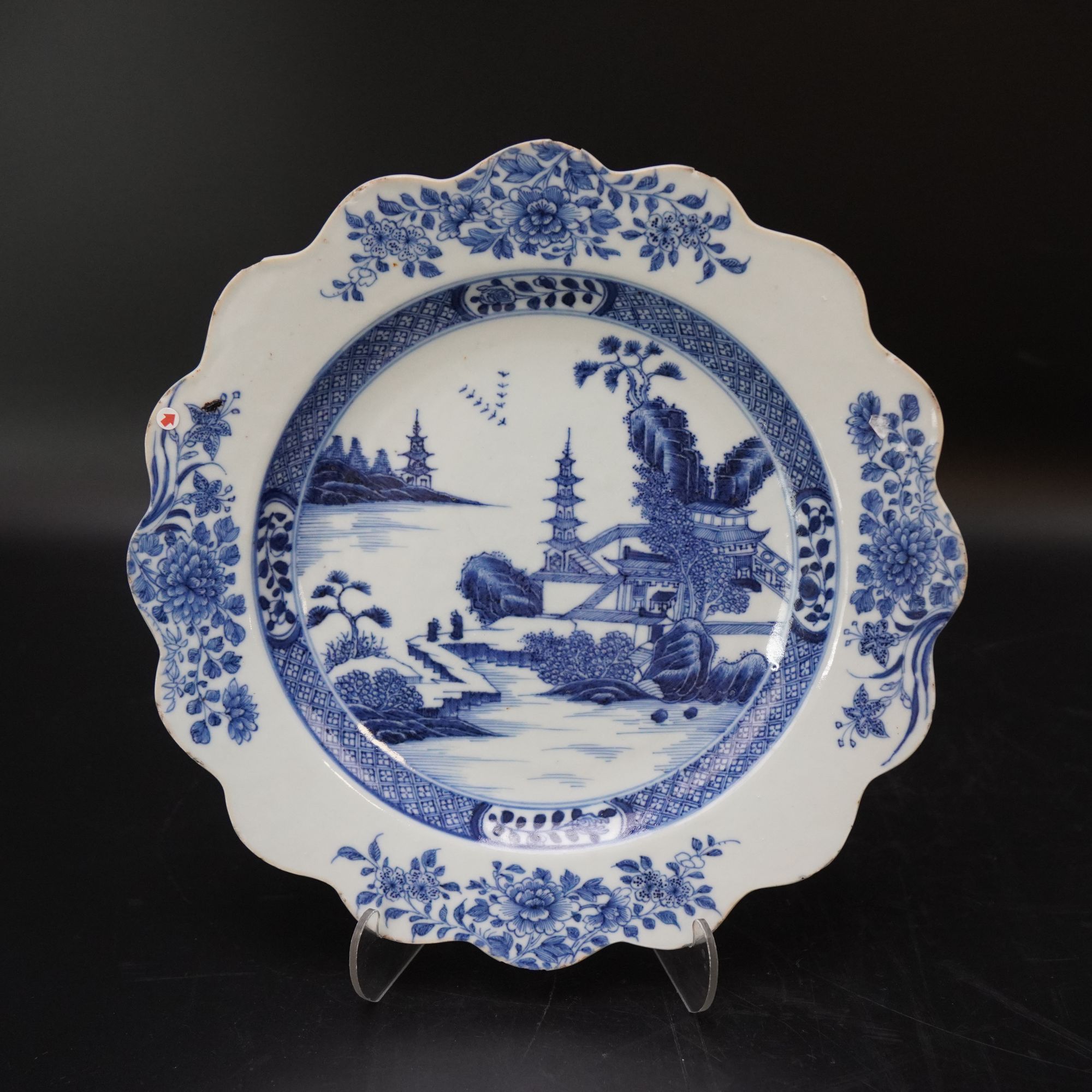 Lot.25120205清乾隆青花亭台楼阁山水纹赏盘 直径：约23cm