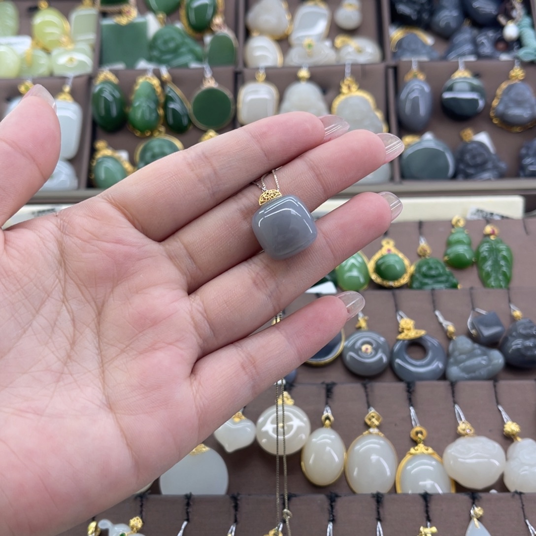 和田玉18K金镶嵌吊坠(赠链)