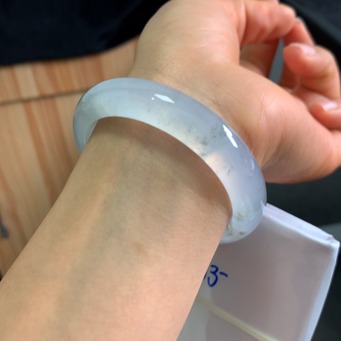 翡翠手镯未镶嵌手镯