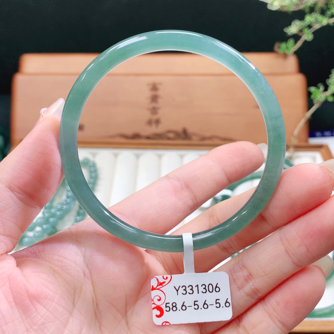 翡翠手镯未镶嵌天然