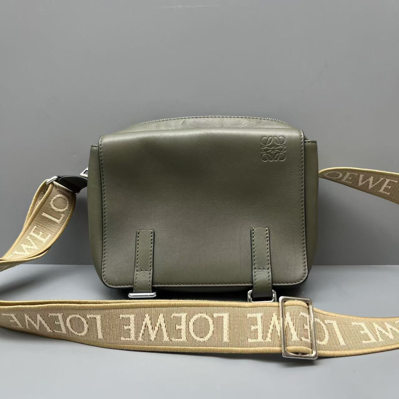 95新 LOEWE/罗意威 全皮Military斜跨邮差包 尺寸24*16 SV14564