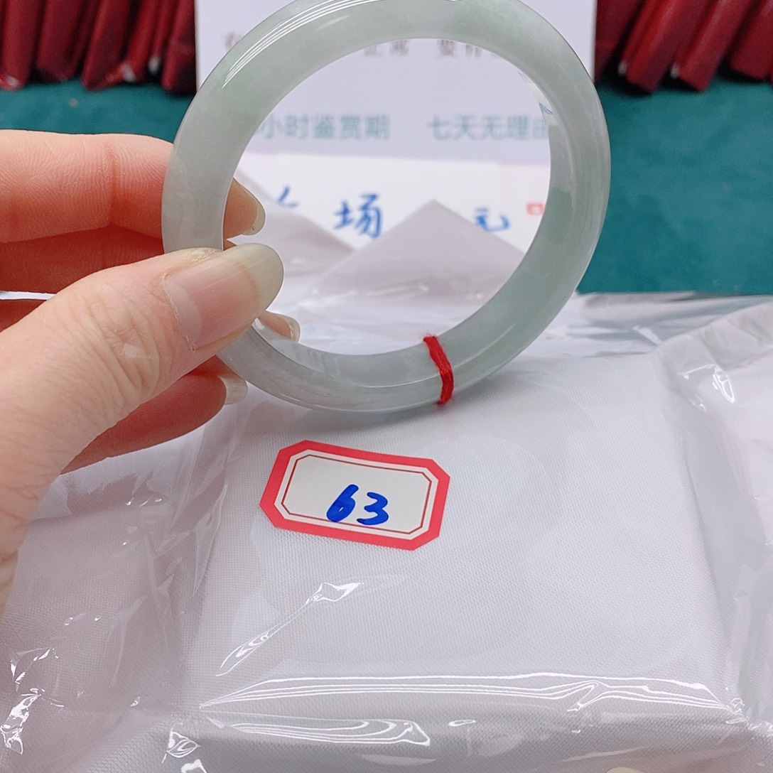 翡翠手镯未镶嵌彼*花6333333333