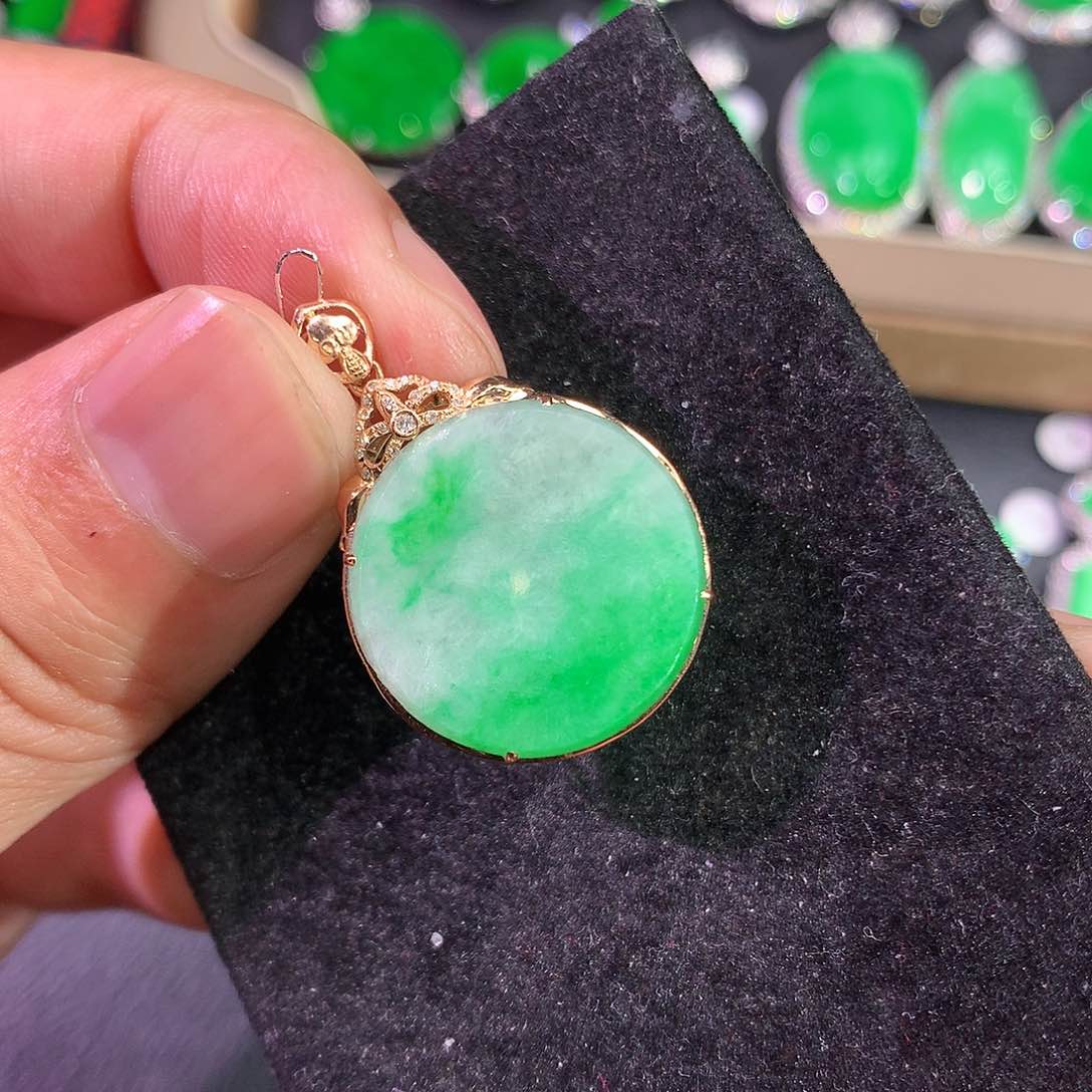 翡翠颈饰18K金镶嵌贝*丫