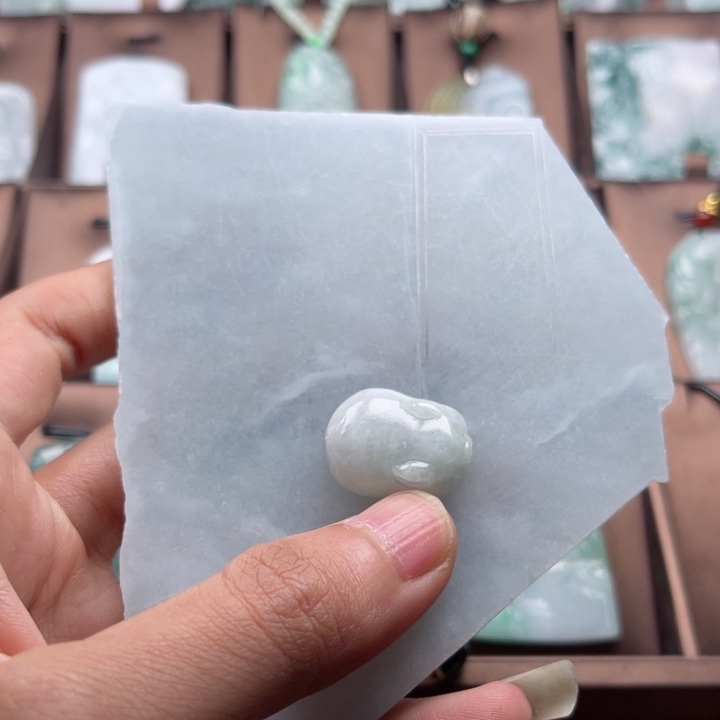 翡翠颈饰未镶嵌二*子无事牌