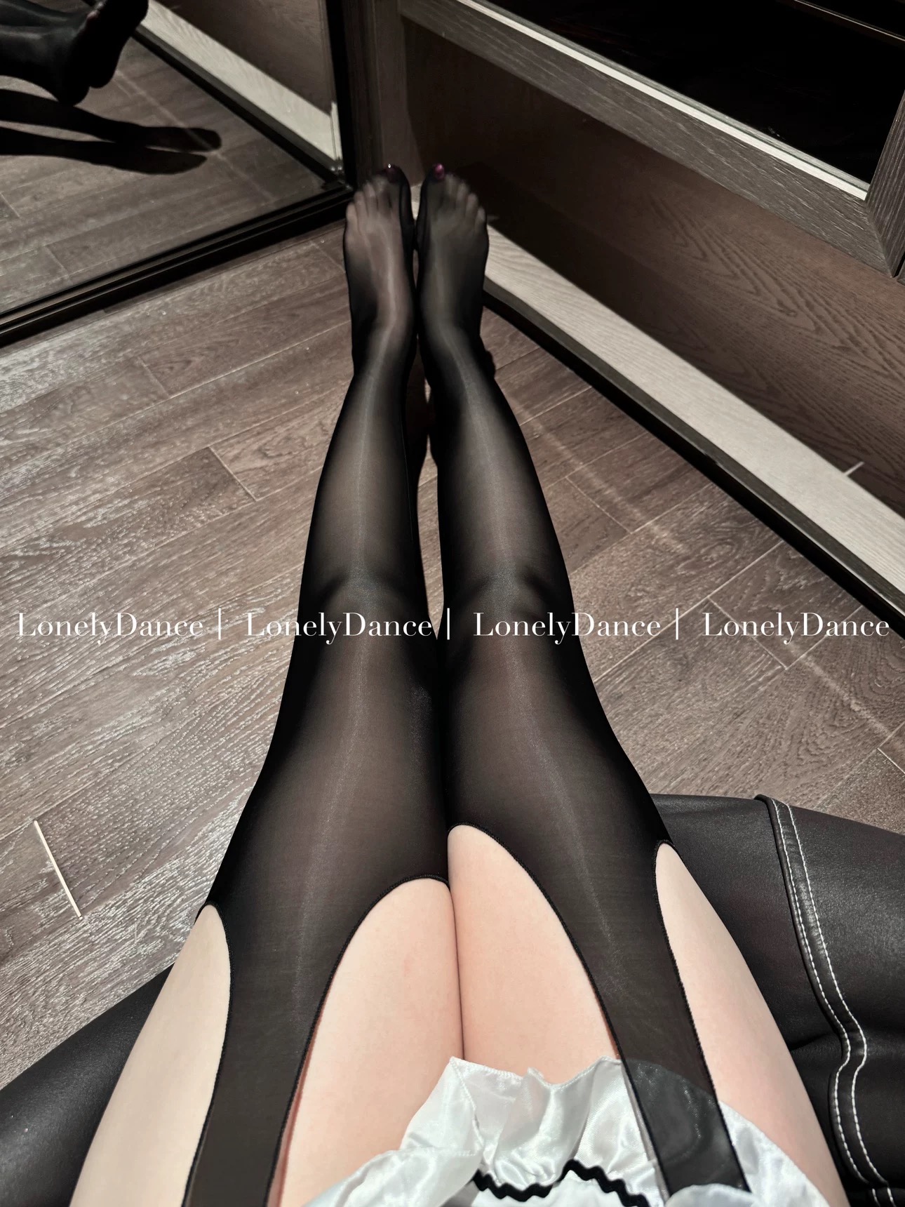 脸红小狗~亮面不规则版型*大弹力黑丝连体美腿袜丝袜