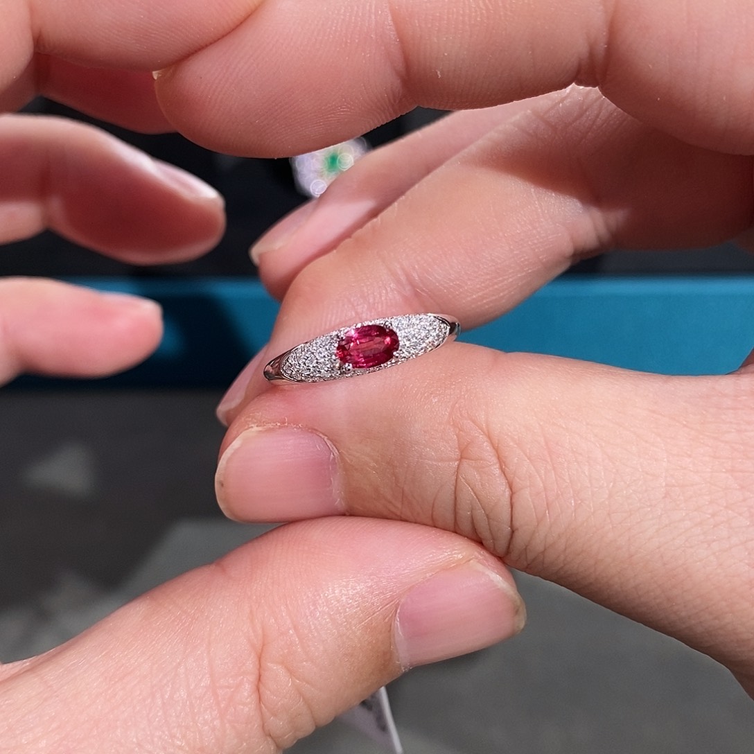 戒指18K金镶嵌红宝石无烧鸽血红0.40ct