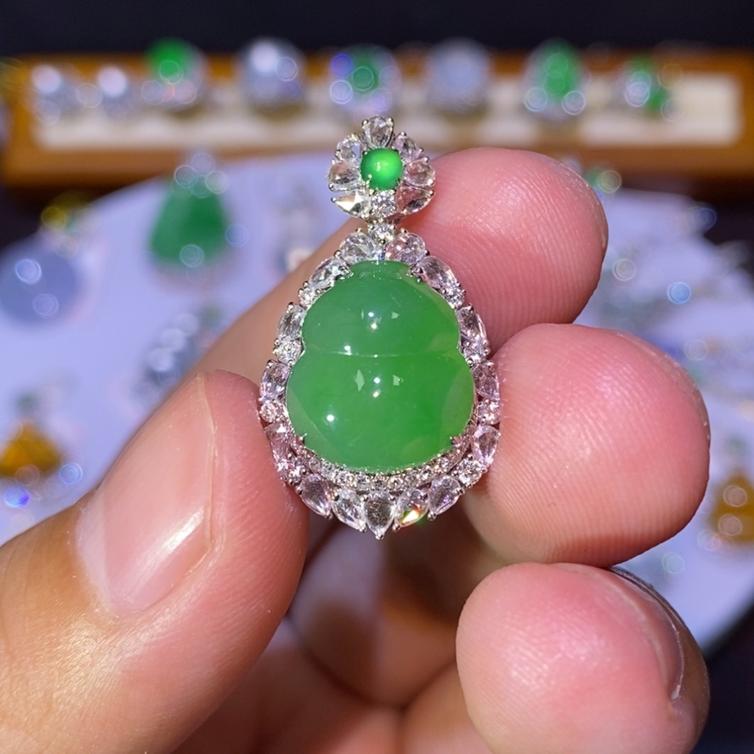 【闪购商品】颈饰18K金镶嵌翡翠