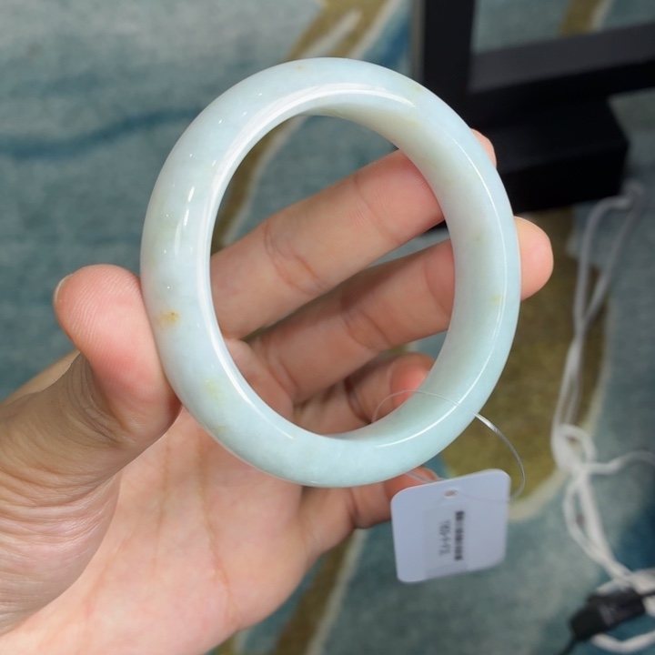 翡翠手镯未镶嵌翡翠手镯