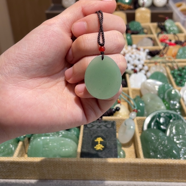 石英质玉未镶嵌颈饰