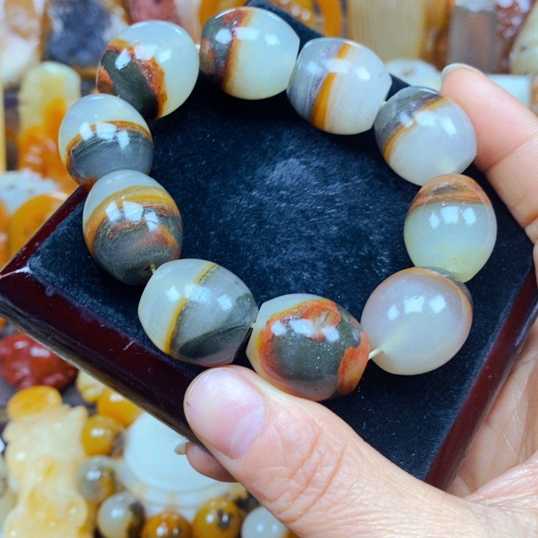 石英质玉（黄龙玉）颈饰未镶嵌