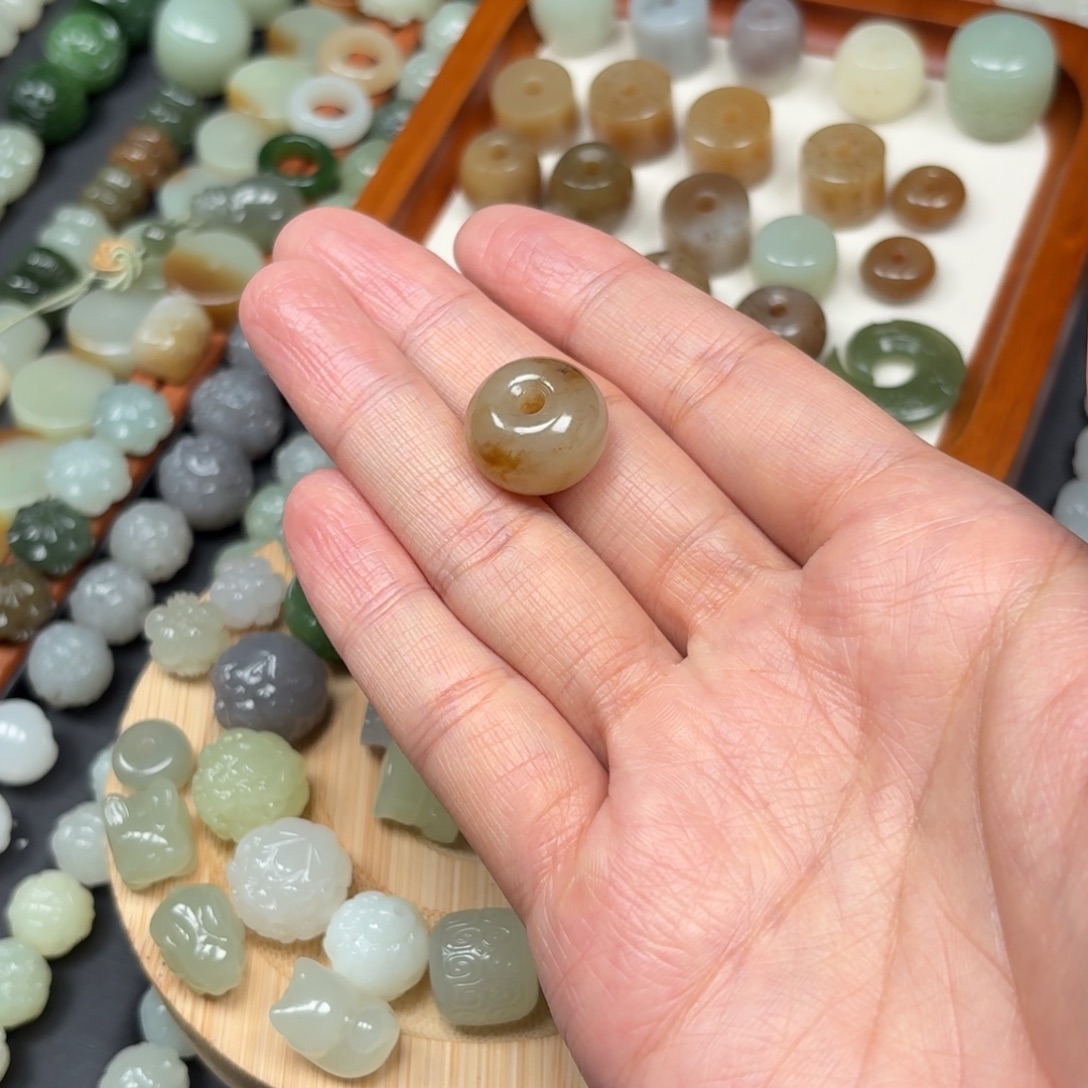 来***风和田玉未镶嵌颈饰