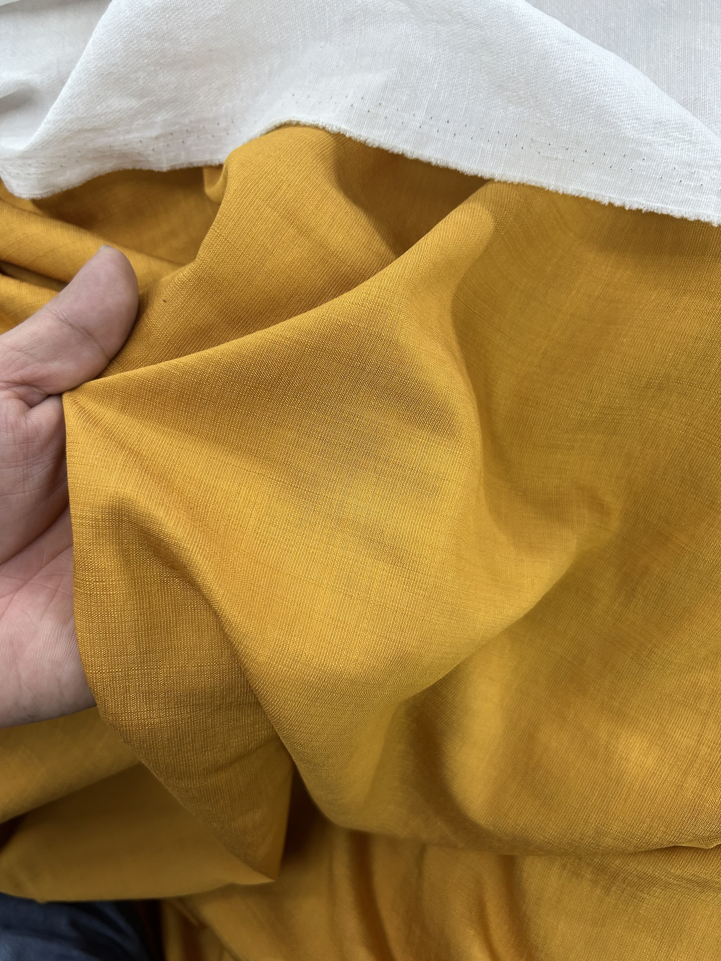 45-姜黄色天丝麻面料 柔和亲肤 精梳精纺无扎感 多拍连裁