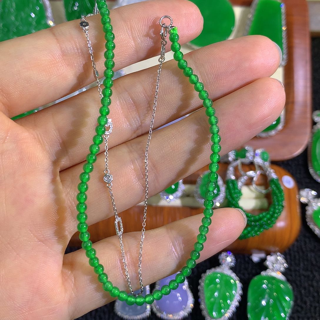 翡翠18K金镶嵌颈饰米珠项链