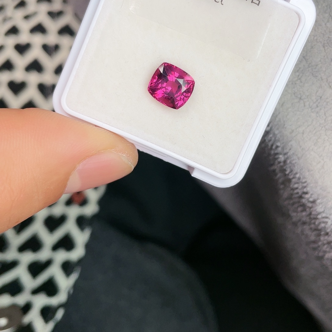 石榴石裸石未镶嵌2.65Ct。