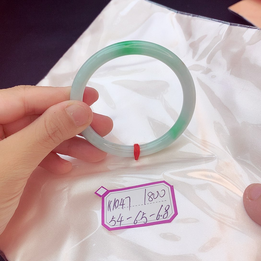 翡翠手镯未镶嵌翡翠
