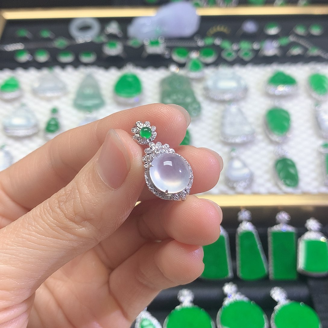 颈饰18K金镶嵌翡翠吊坠