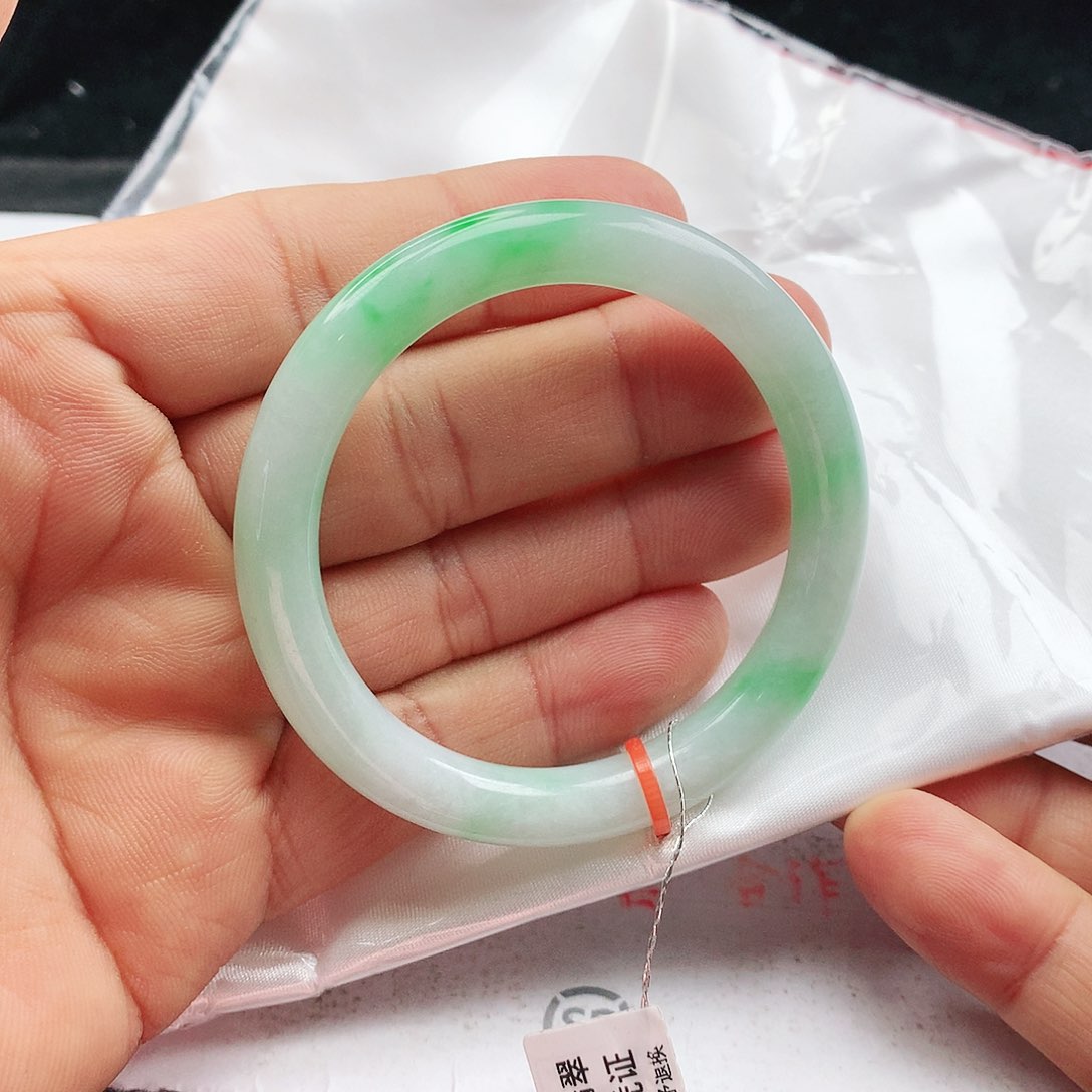 翡翠手镯未镶嵌天然翡翠手镯