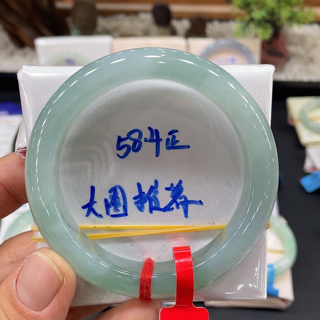 翡翠手镯未镶嵌翡翠