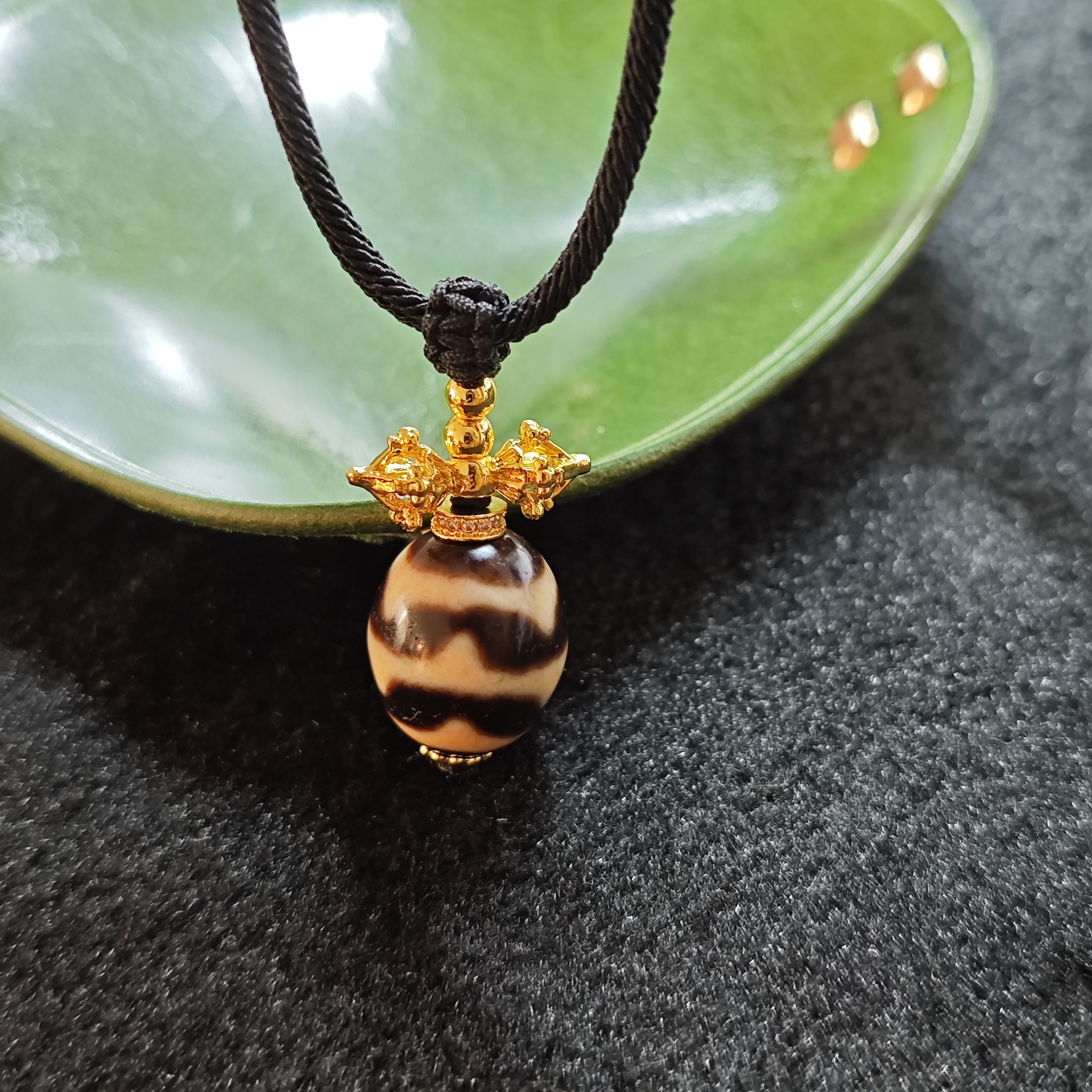 台珠上肯精品牙黄双虎芽达落玛瑙玉髓吊坠