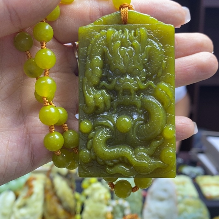 蛇纹石玉未镶嵌颈饰