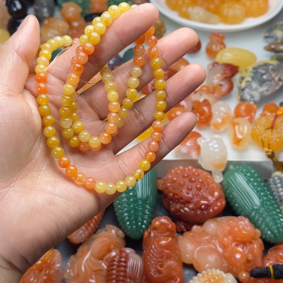 相***笑石英质玉（金丝玉）未镶嵌颈饰