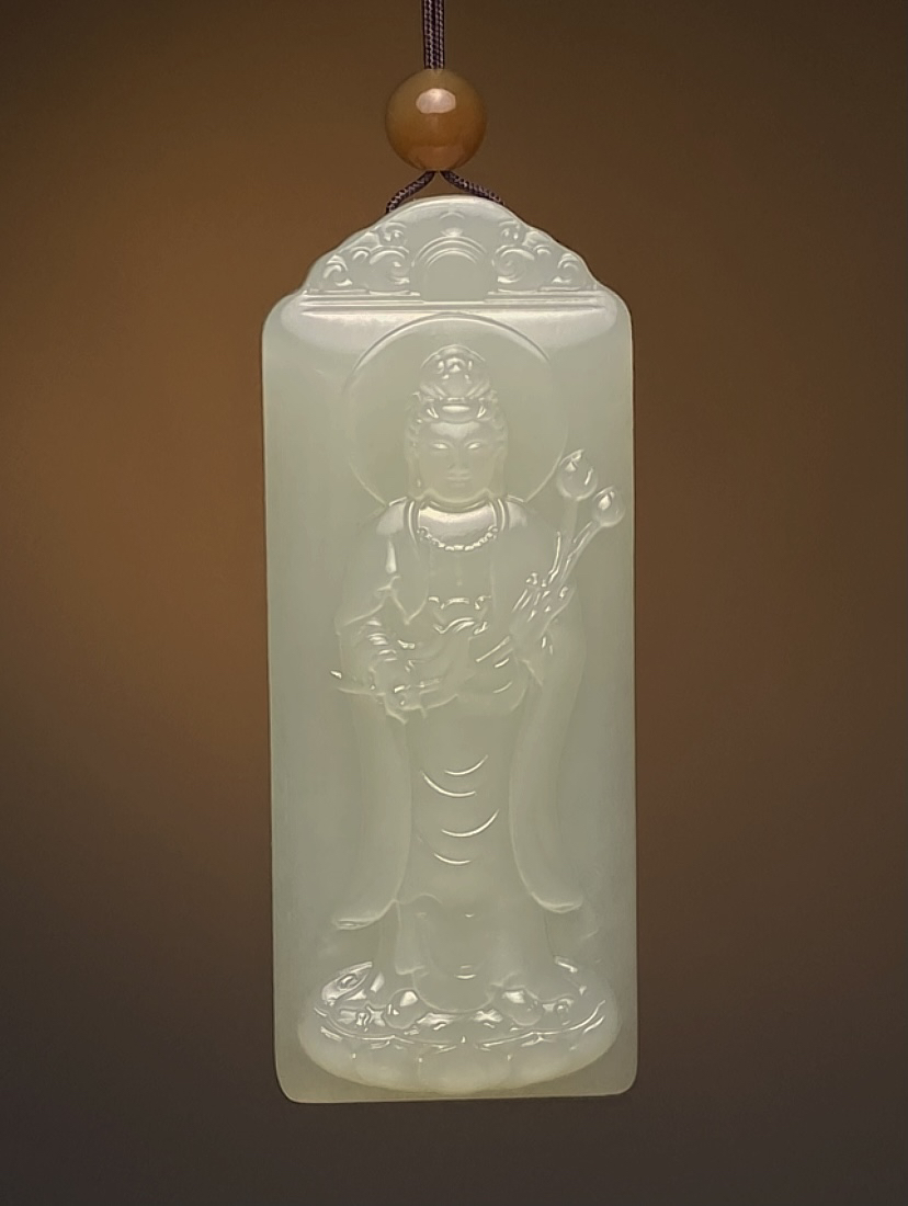 新疆和田玉且末料《观音》超油超细腻 超润 尺寸55*22*12㎜重35.8克