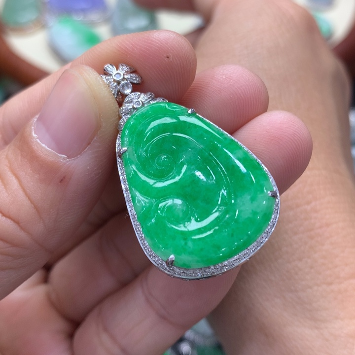 翡翠吊坠(不含链)18K金镶嵌