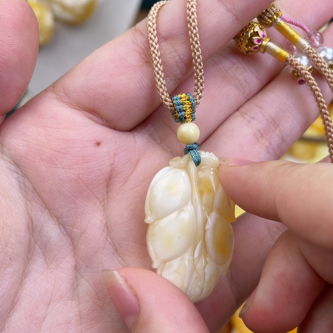 未镶嵌吊坠(赠链)蜜蜡